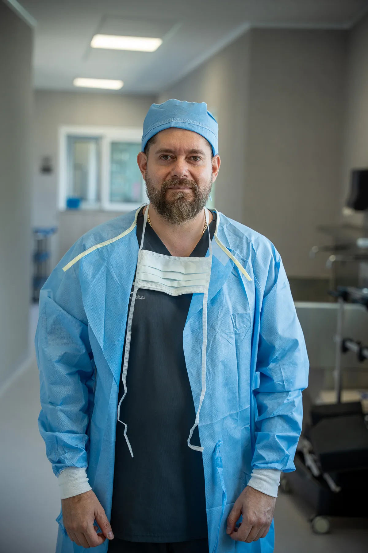 Dr. Julio Gallardo, cirujano bariatra, con bata quirúrgica