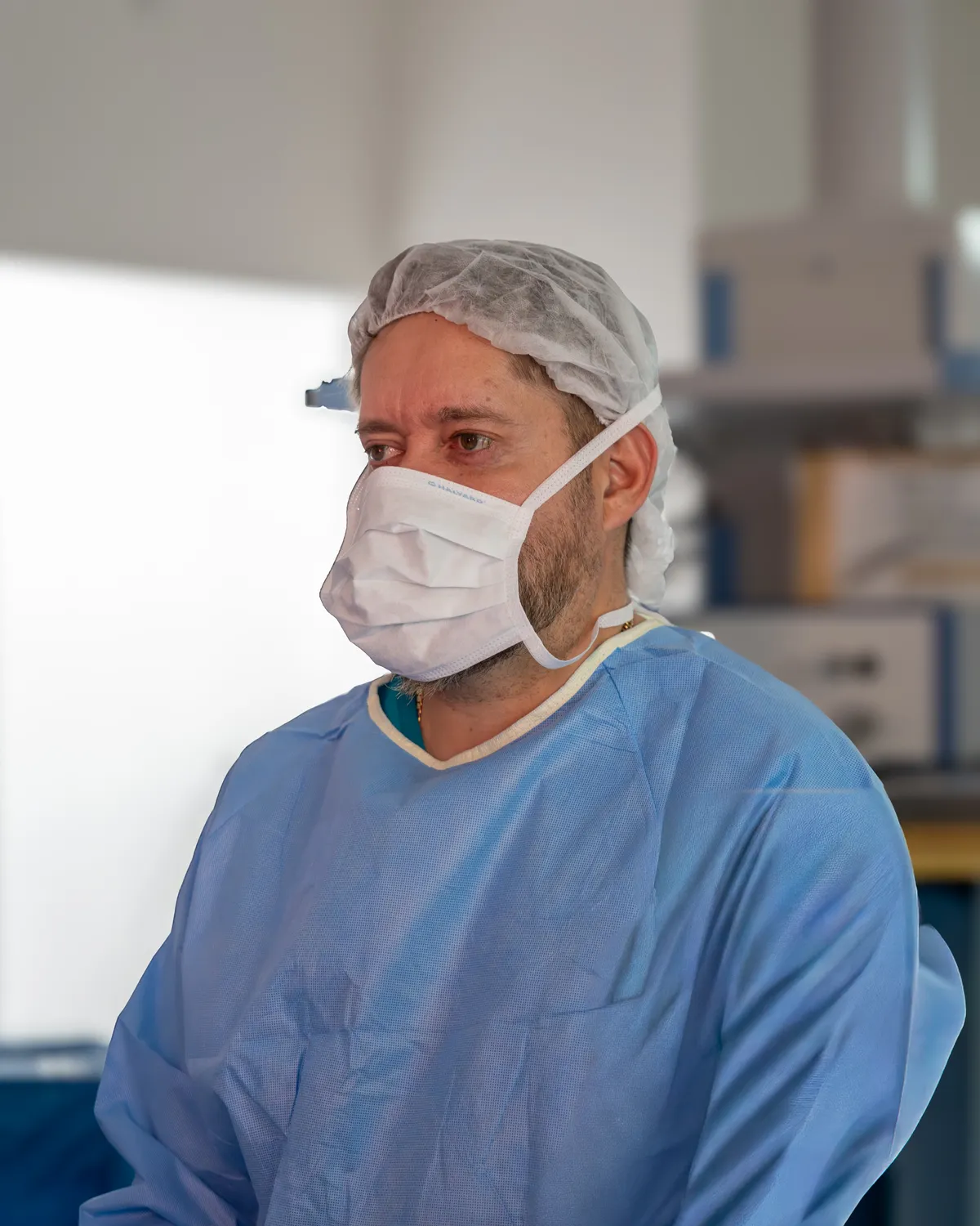 Dr. Julio Gallardo con gorro y cubrebocas antes de entrar a cirugía