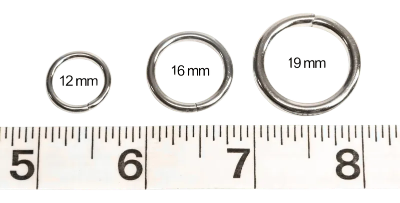 El micropuerto de 12 mm medido contra los puertos de 16 y 19 mm