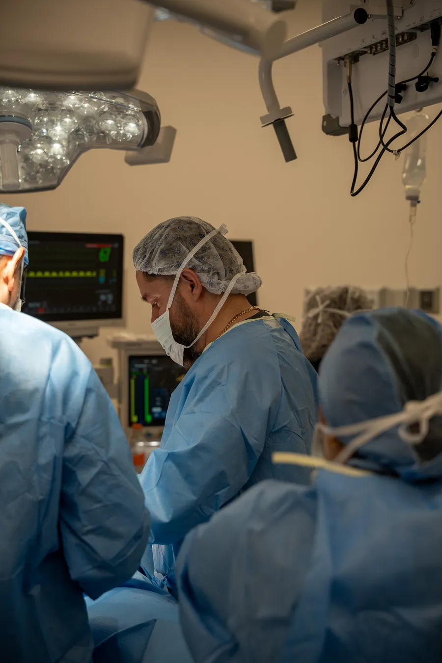 Dr. Julio Gallardo y su equipo quirúrgico en quirófano