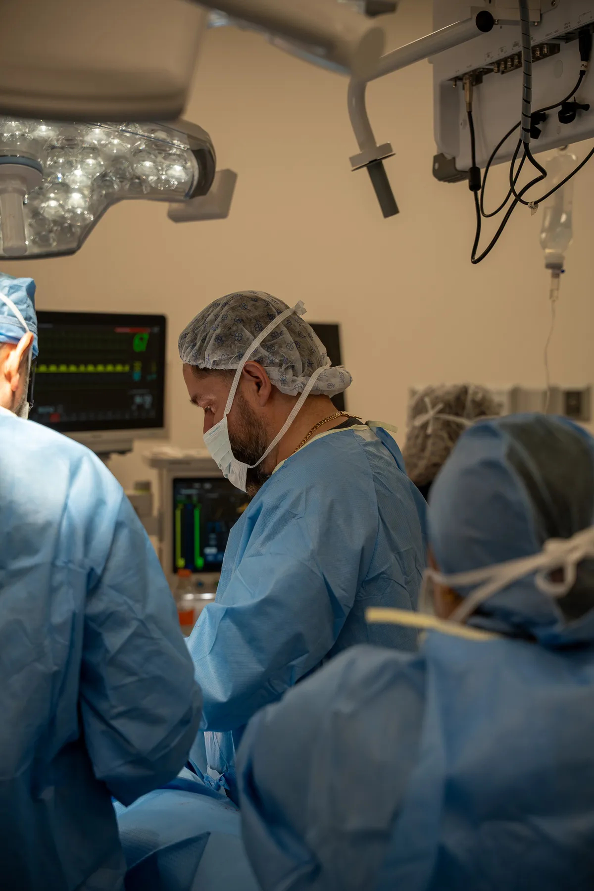 Dr. Julio Gallardo y su equipo quirúrgico en quirófano