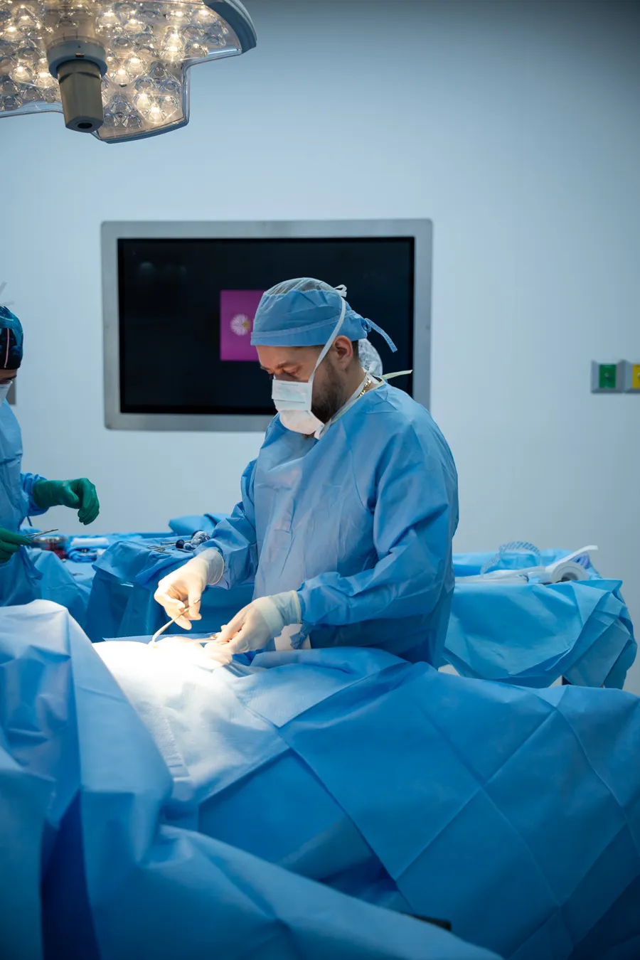 Dr. Julio Gallardo operando en quirófano con su equipo