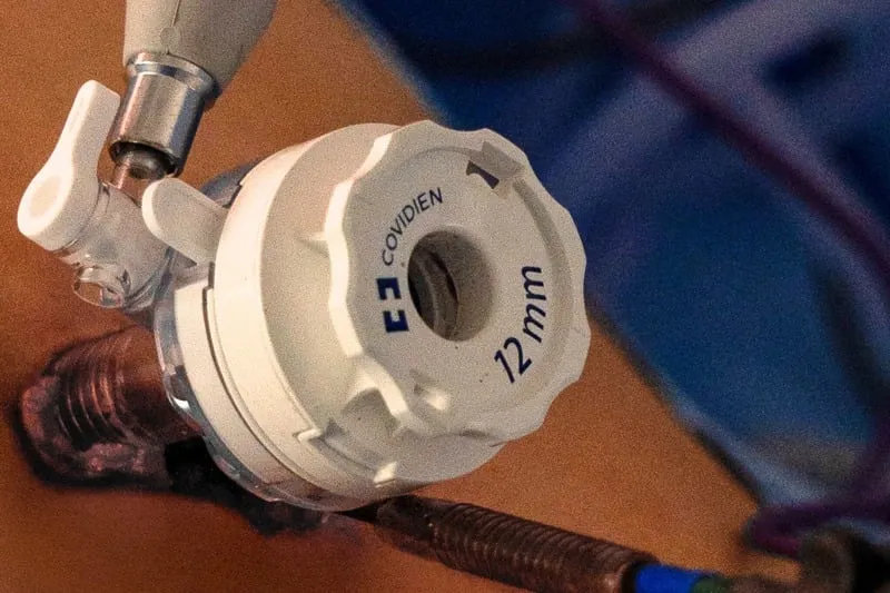 Primer plano del micropuerto de 12 mm utilizado en la técnica