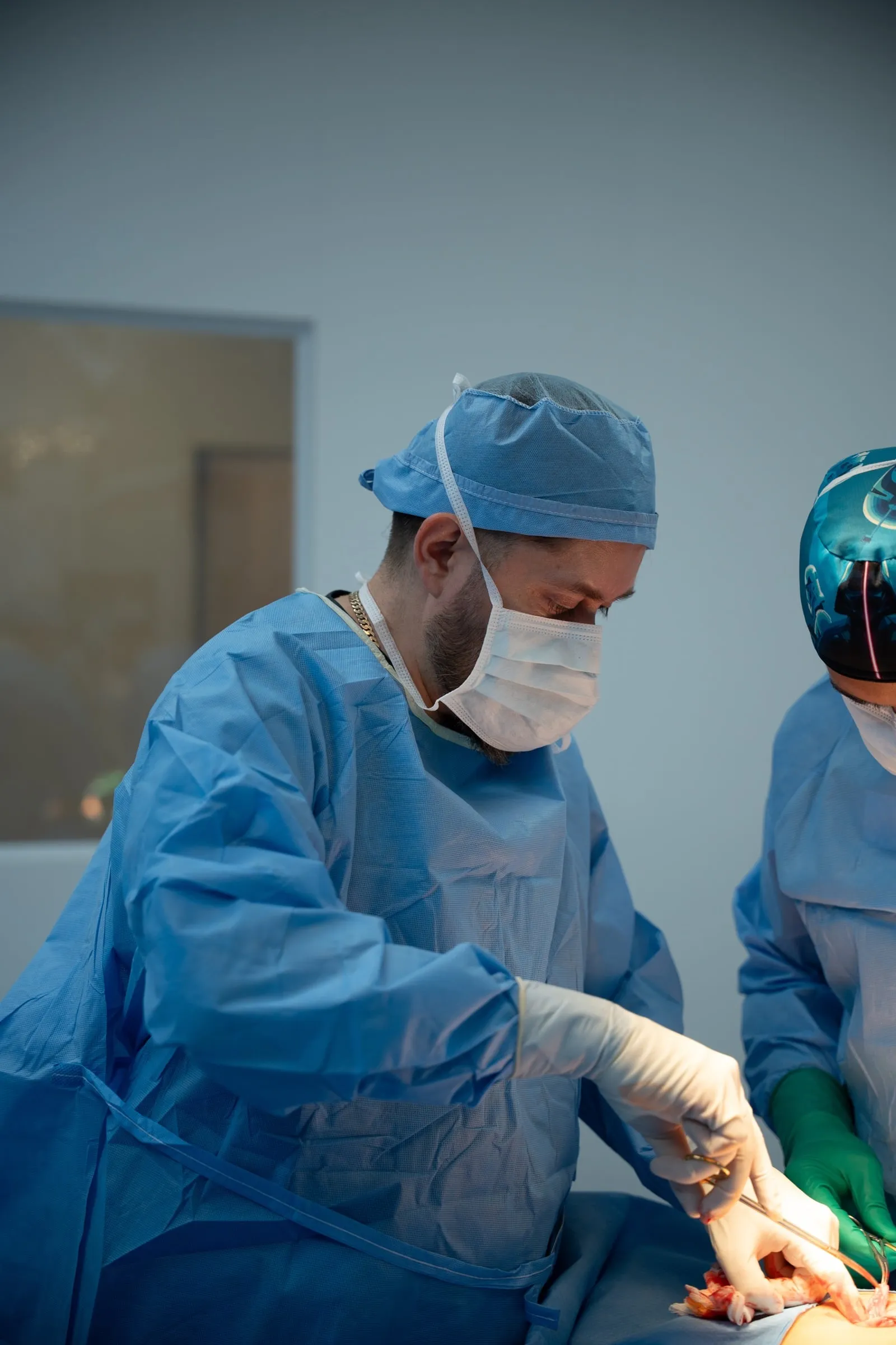 El Dr. Julio Gallardo terminando una cirugía bariátrica por micropuerto único