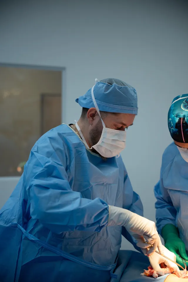 El Dr. Julio Gallardo terminando una cirugía bariátrica por micropuerto único