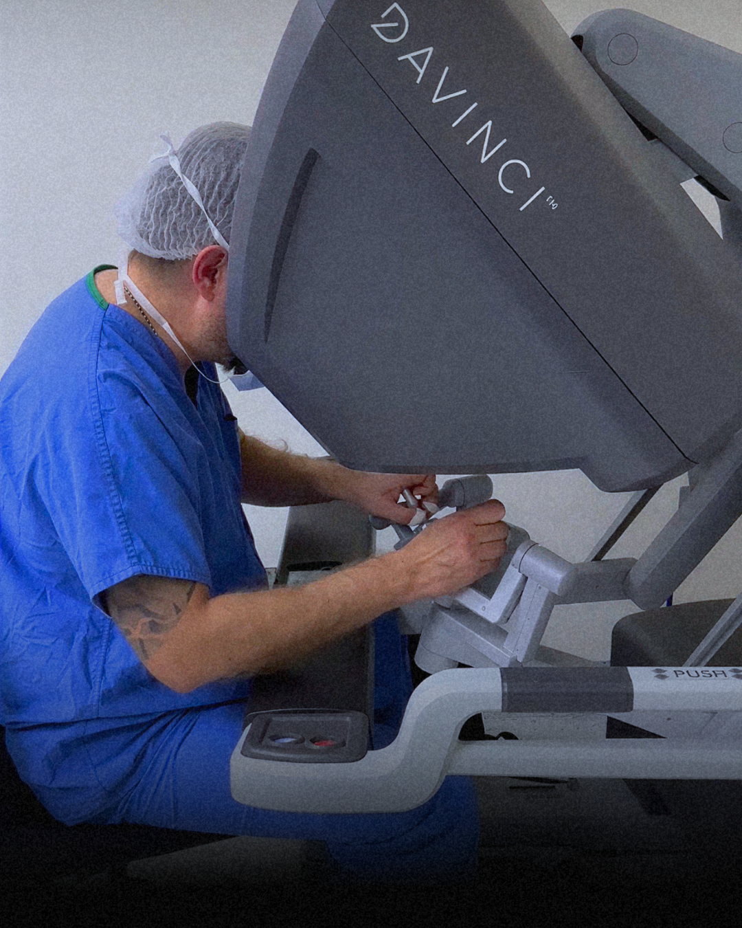 Dr. Julio Gallardo operando en la consola del robot Da Vinci