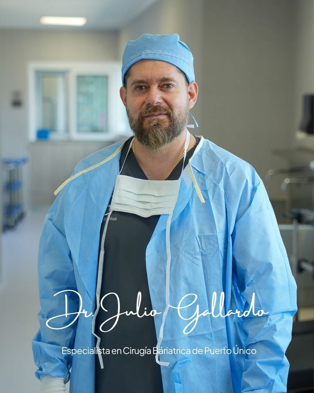 Dr. Julio Gallardo Báez en uniforme quirúrgico